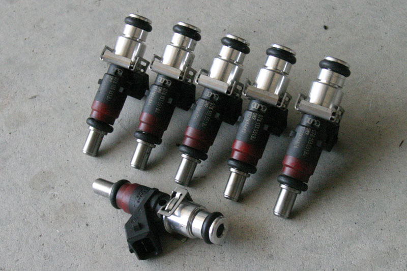 File:RS4 fuel injectors.jpg